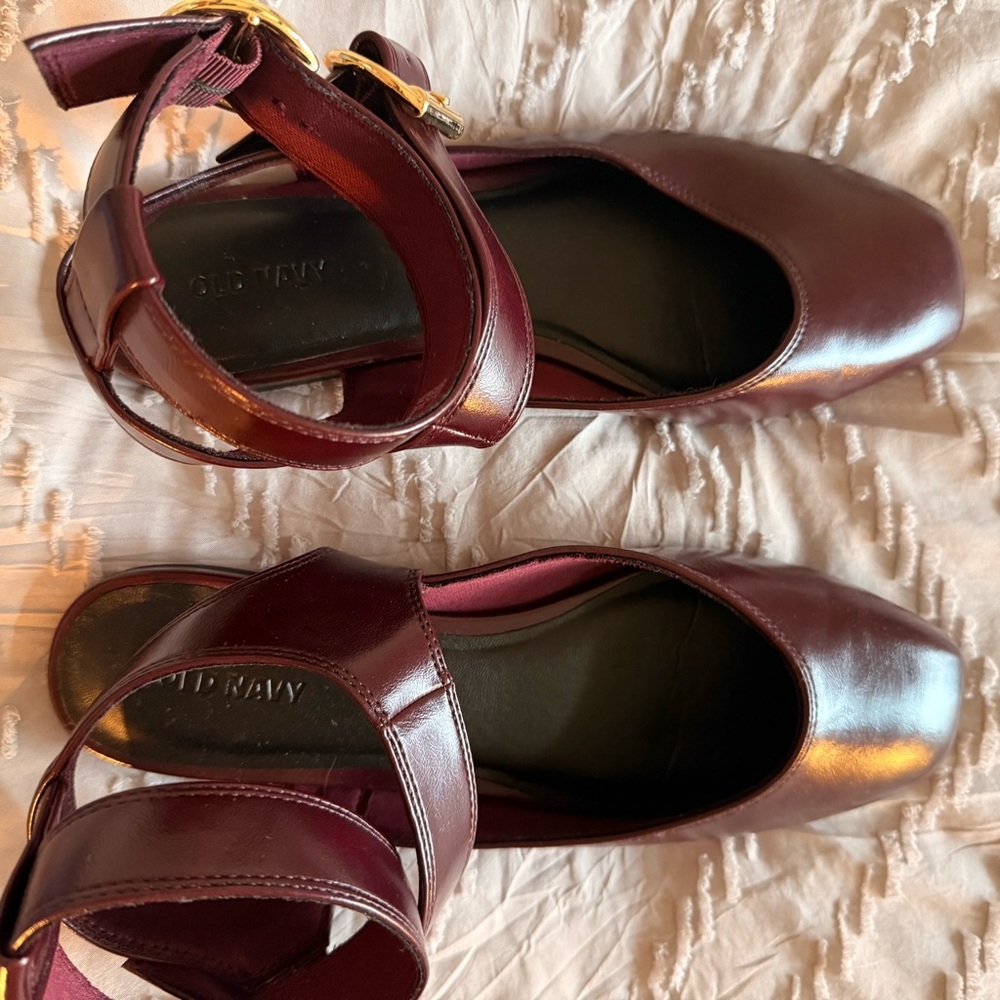 Old Navy strappy ballet flats with gold buckles - Picture 3 of 5